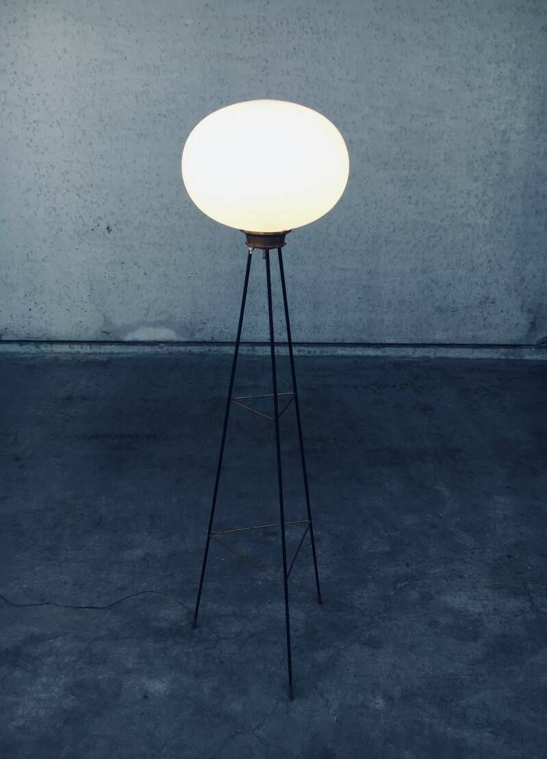 Italiaans Design Opaline Driepoot Vloerlamp, Jaren 1950 photo 2350.0