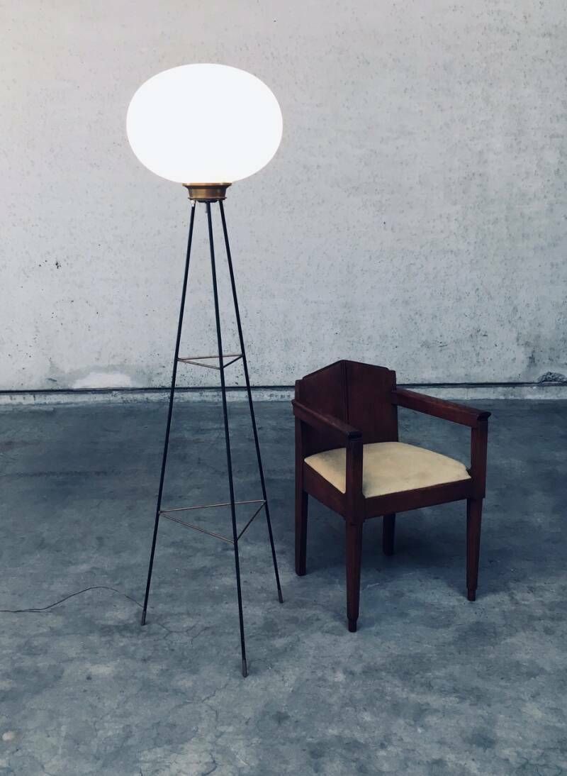 Verlichting Italiaans Design Opaline Driepoot Vloerlamp, Jaren 1950 photo