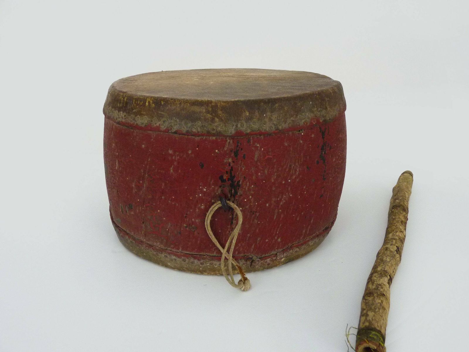 Tambour chinois traditionnel rouge à deux peaux, dit tambour céleste, XIXe siècle photo furniture