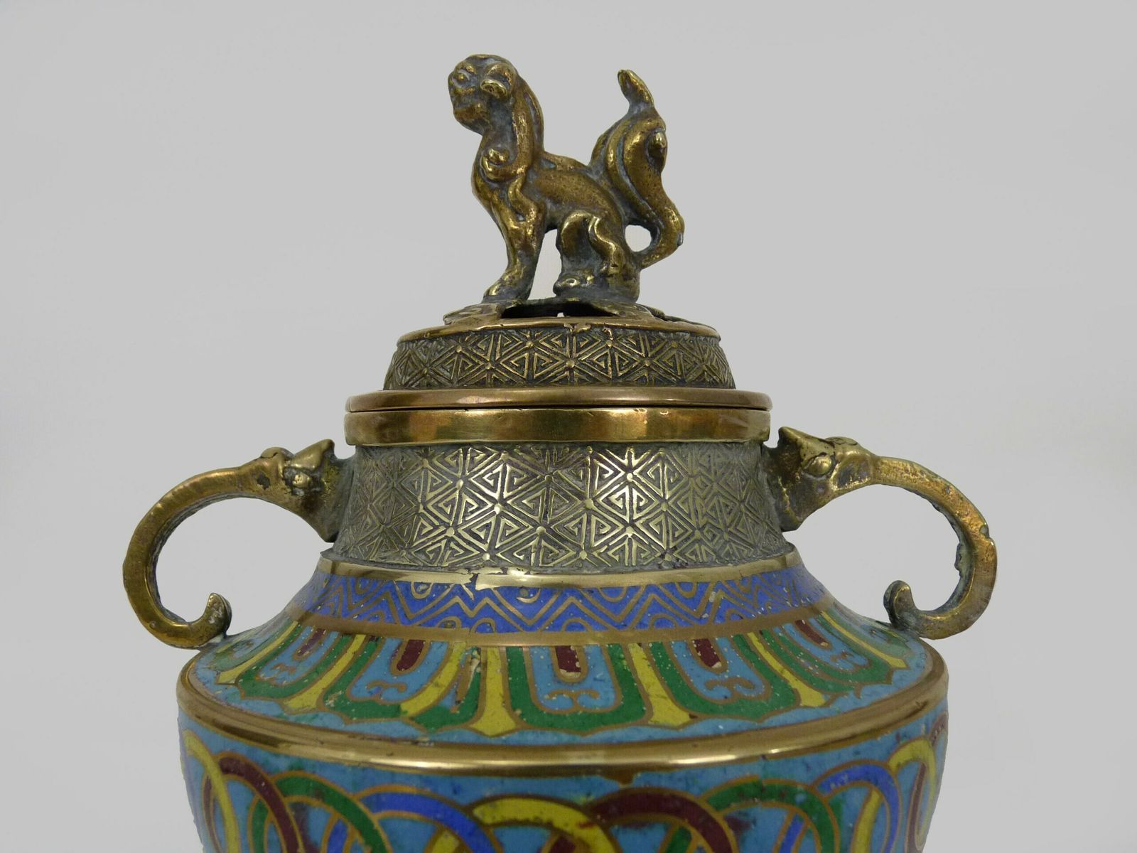 Vietnam. Brûle-parfum tripode à couvercle en bronze doré et émaux cloisonnés photo vinterior