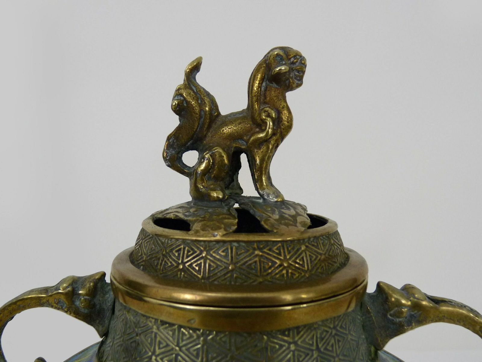 Vietnam. Brûle-parfum tripode à couvercle en bronze doré et émaux cloisonnés photo buy