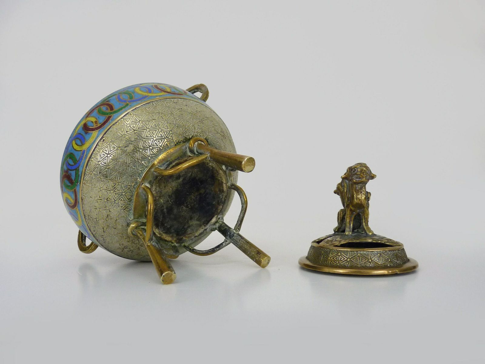 photo for sale Vietnam. Brûle-parfum tripode à couvercle en bronze doré et émaux cloisonnés