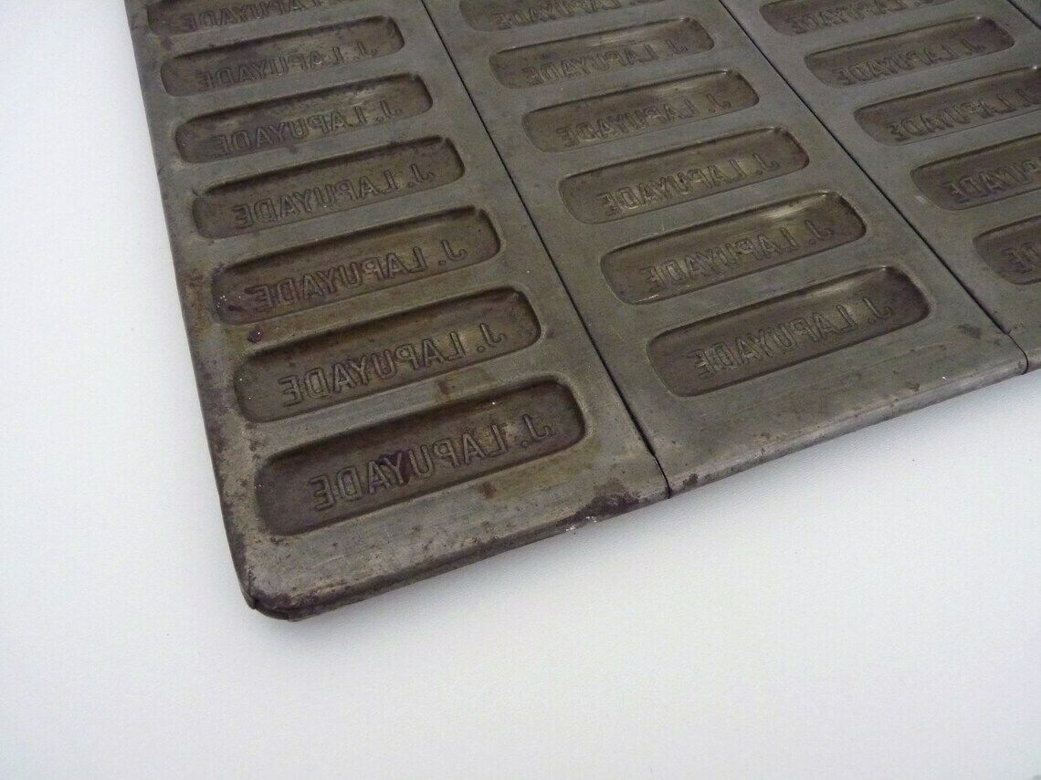 Ancien moule à chocolat pour 66 pièces, J.Lapuyade photo furniture