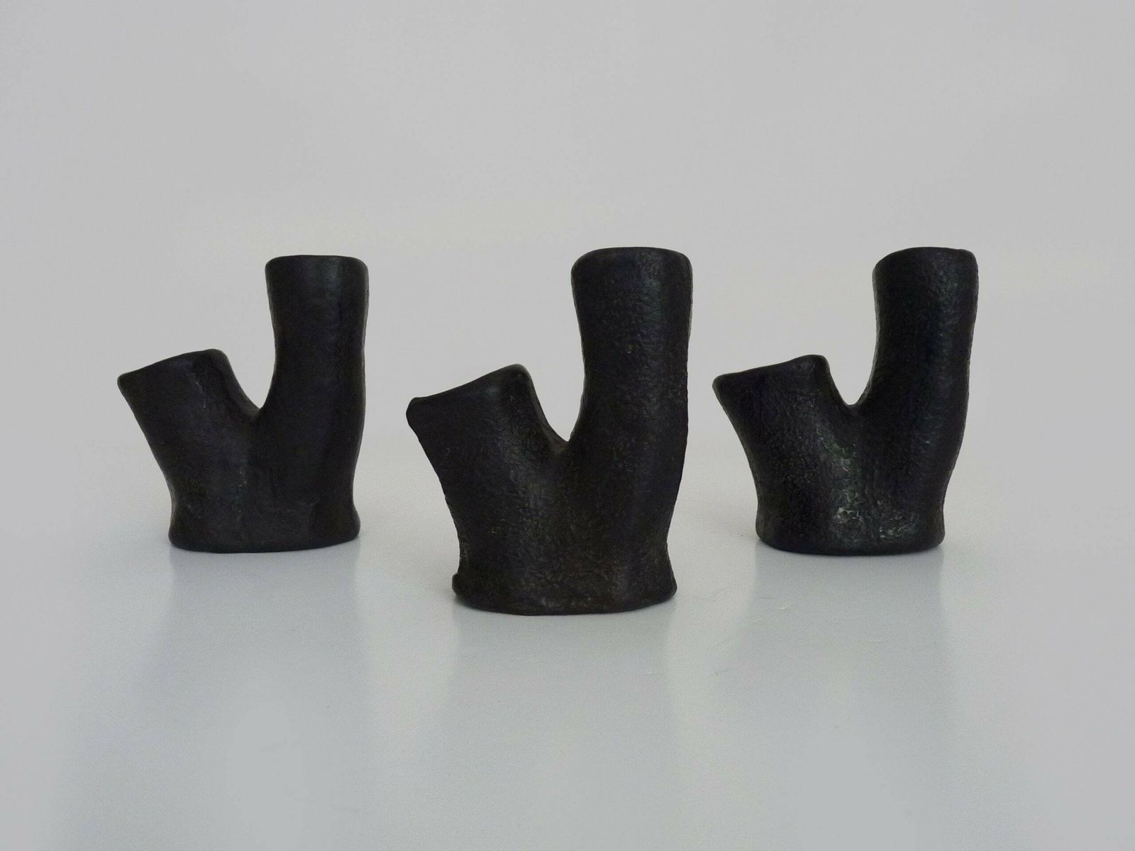 Trio de vases en céramique en forme de troncs d'arbres, signés et numérotés photo furniture