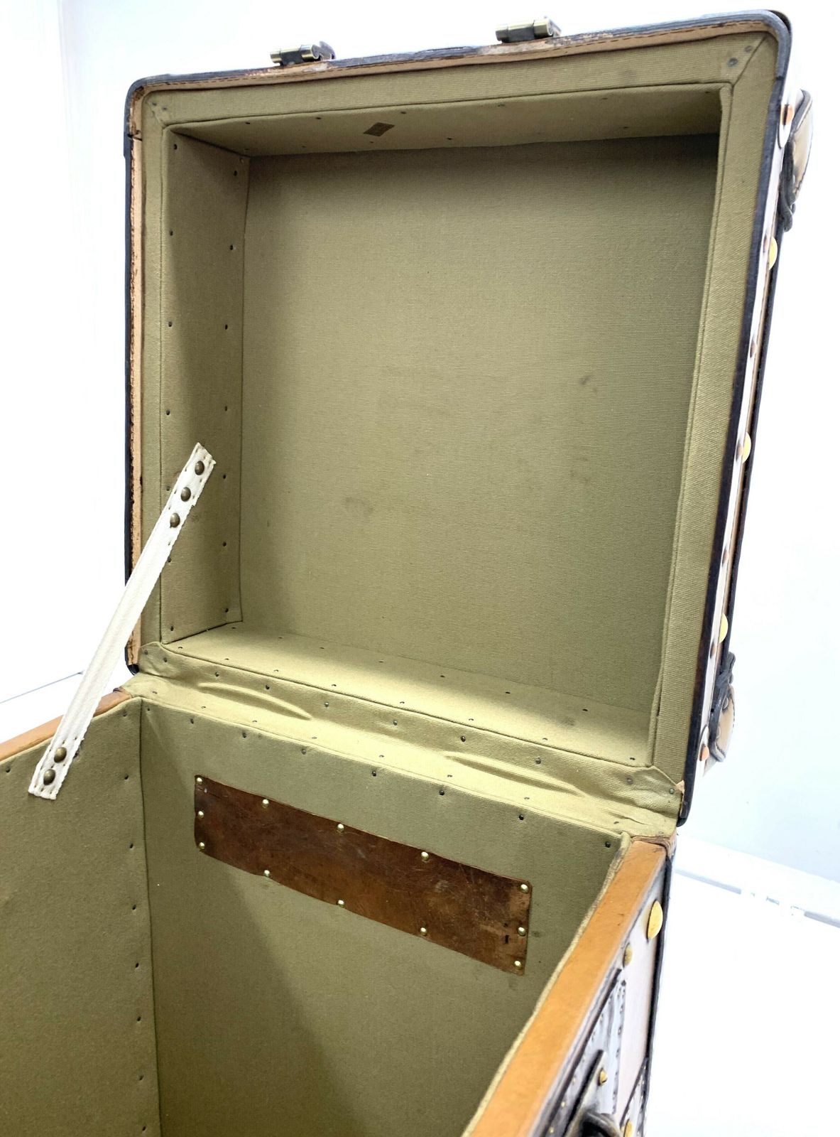 photo furniture Vintage Style Trunk   Leather With 2 Brass Locks And Royal Coat Of Arms To The Top