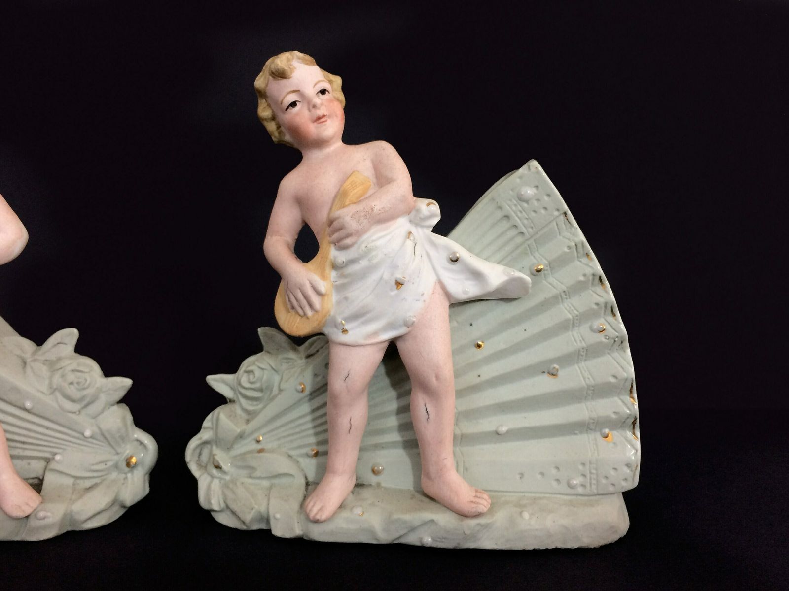 Paire de vases vintage aux chérubins, chérubins musiciens en biscuit. Germany 12106 S Dep photo vinterior