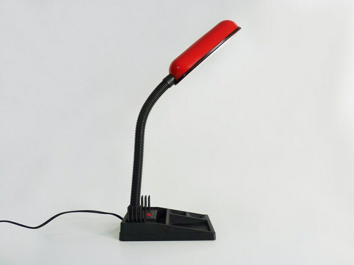 Lampe de bureau flexible rouge et noire avec porte-crayons photo 131.04