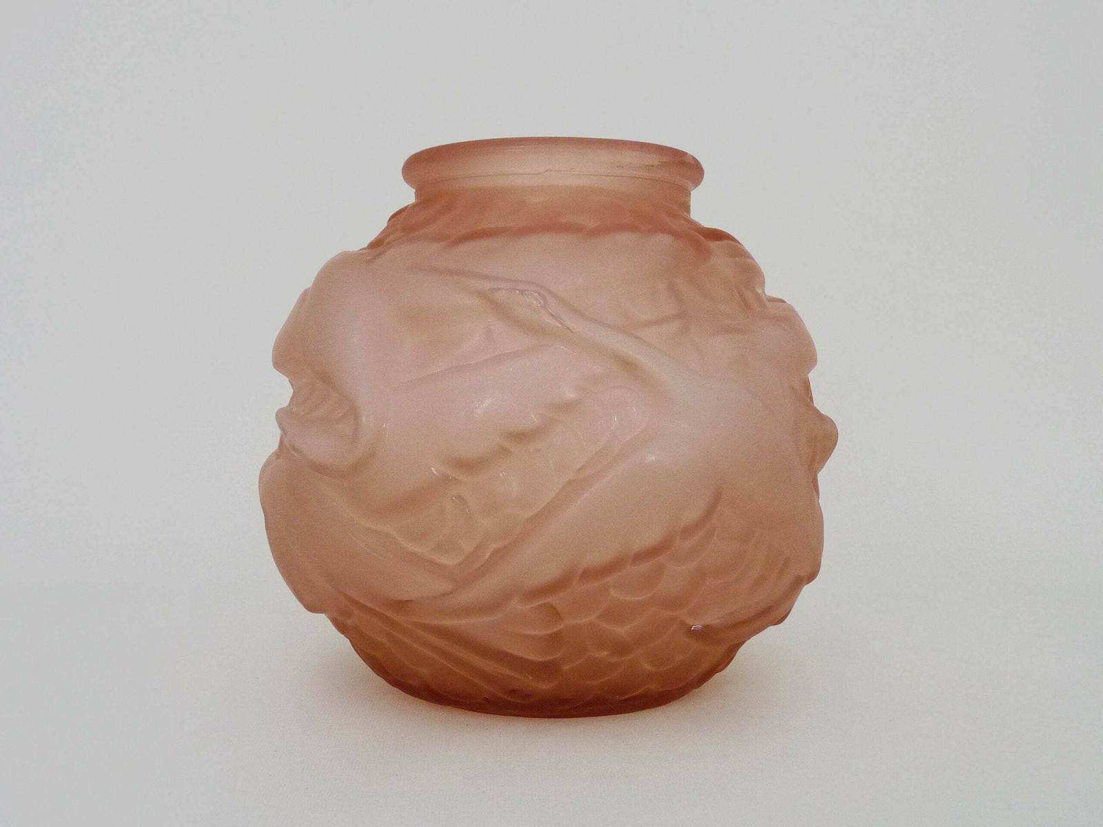 Vase boule Art déco en pâte de verre rose à décor d'oiseaux. Époque Art déco. photo Décoration