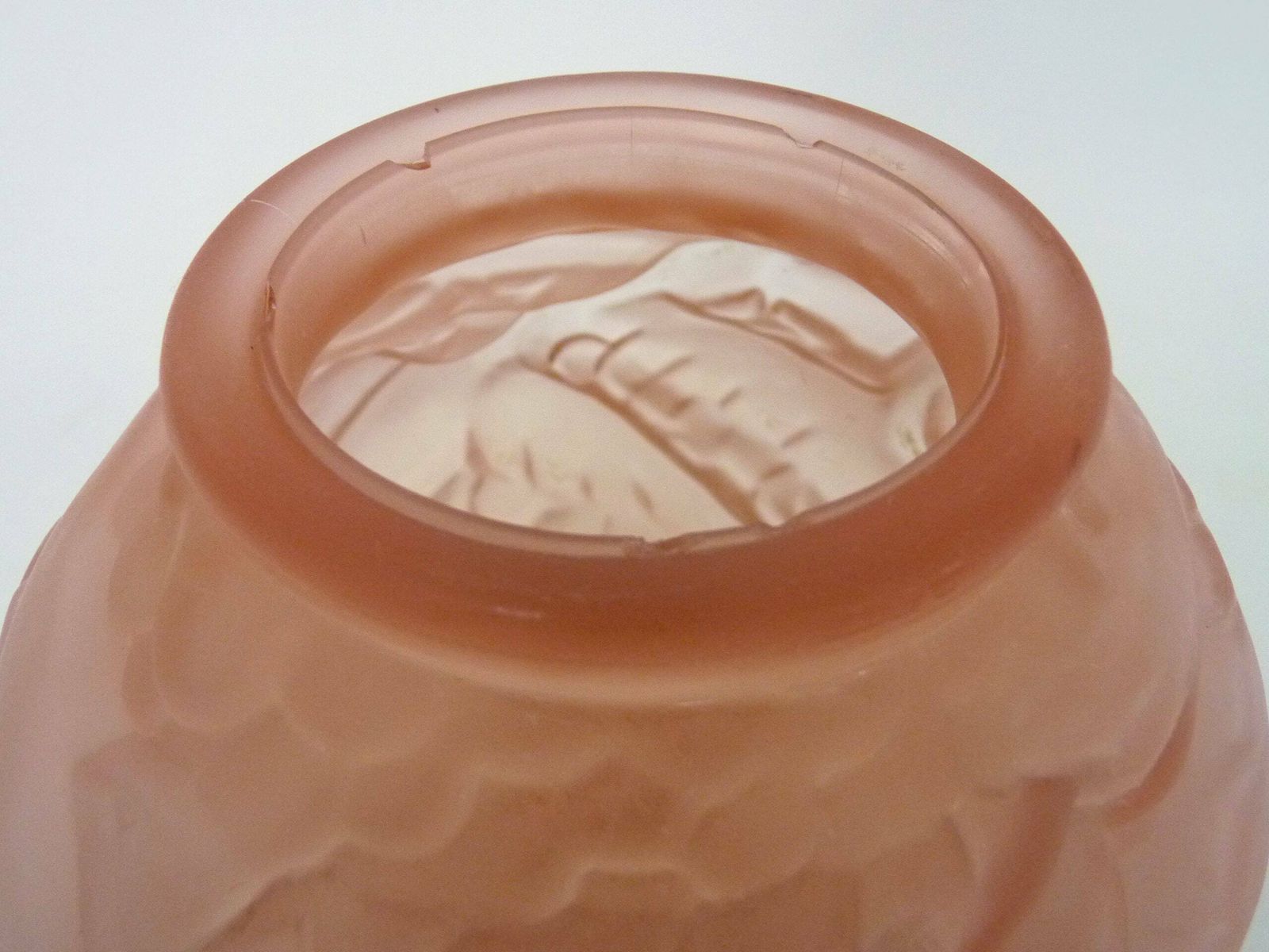 Vase boule Art déco en pâte de verre rose à décor d'oiseaux. Époque Art déco. photo vintage