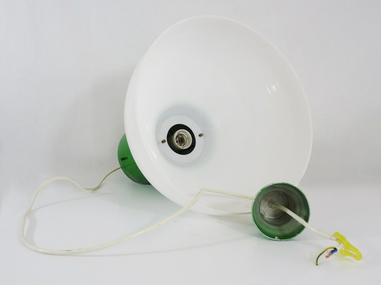 Suspension industrielle vintage en métal vert et abat-jour en plastique blanc. photo vintage