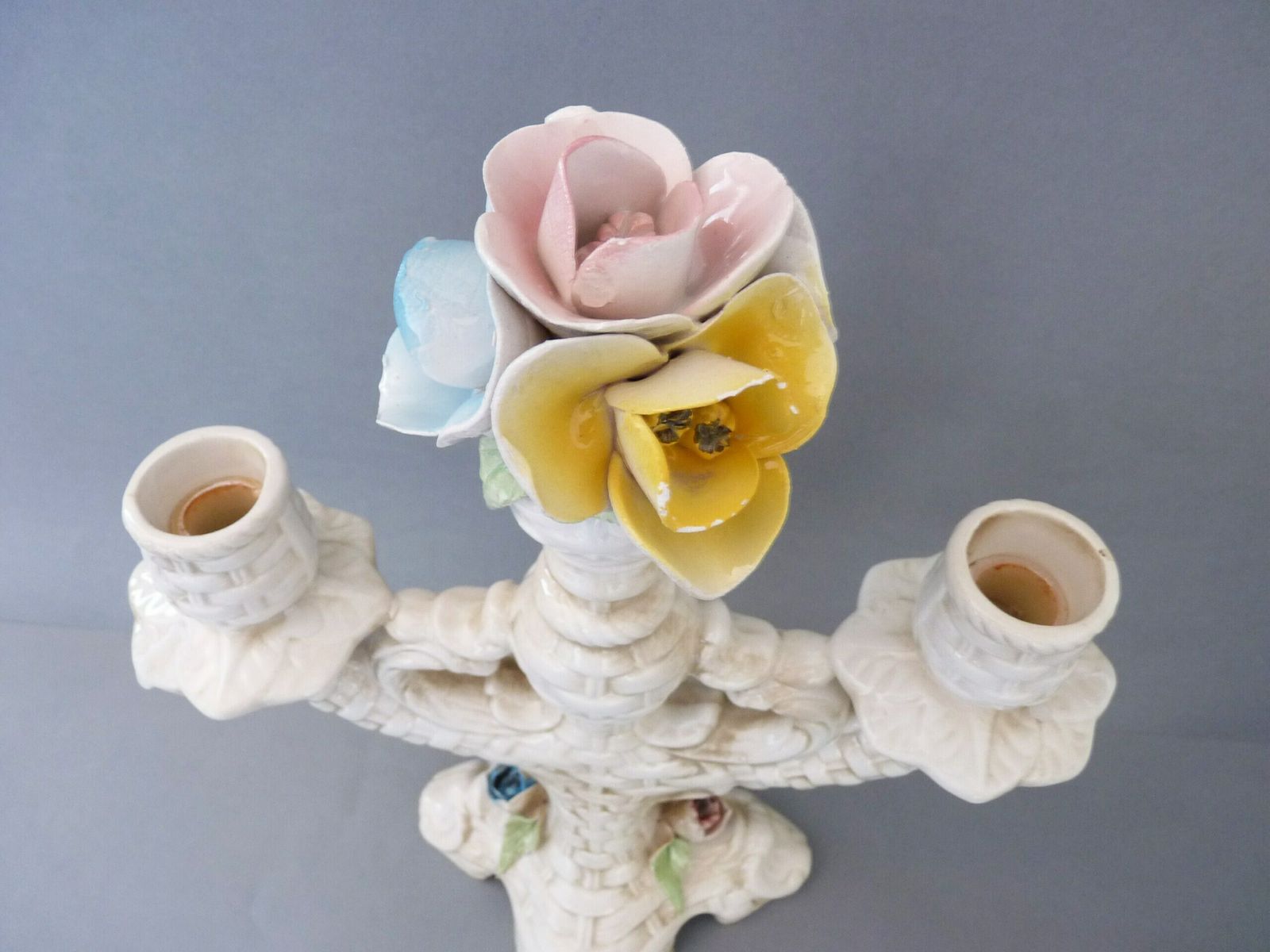 Paire de candélabres à trois bras en porcelaine blanche à motifs floraux, de style Capodimonte. Céramique italienne photo Décoration