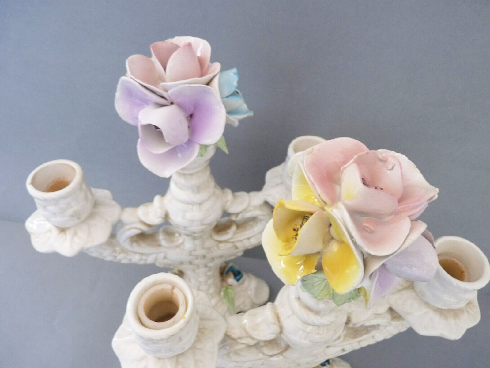 Paire de candélabres à trois bras en porcelaine blanche à motifs floraux, de style Capodimonte. Céramique italienne photo vinterior