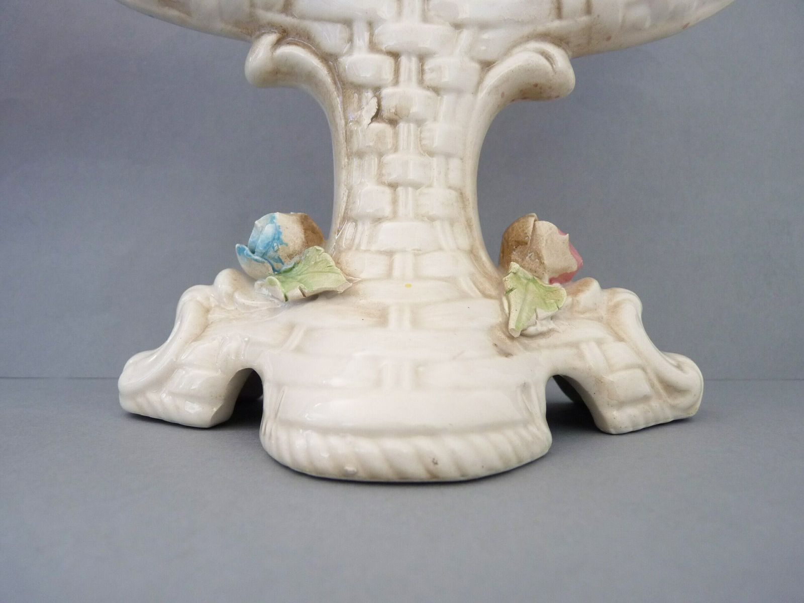 Paire de candélabres à trois bras en porcelaine blanche à motifs floraux, de style Capodimonte. Céramique italienne photo buy
