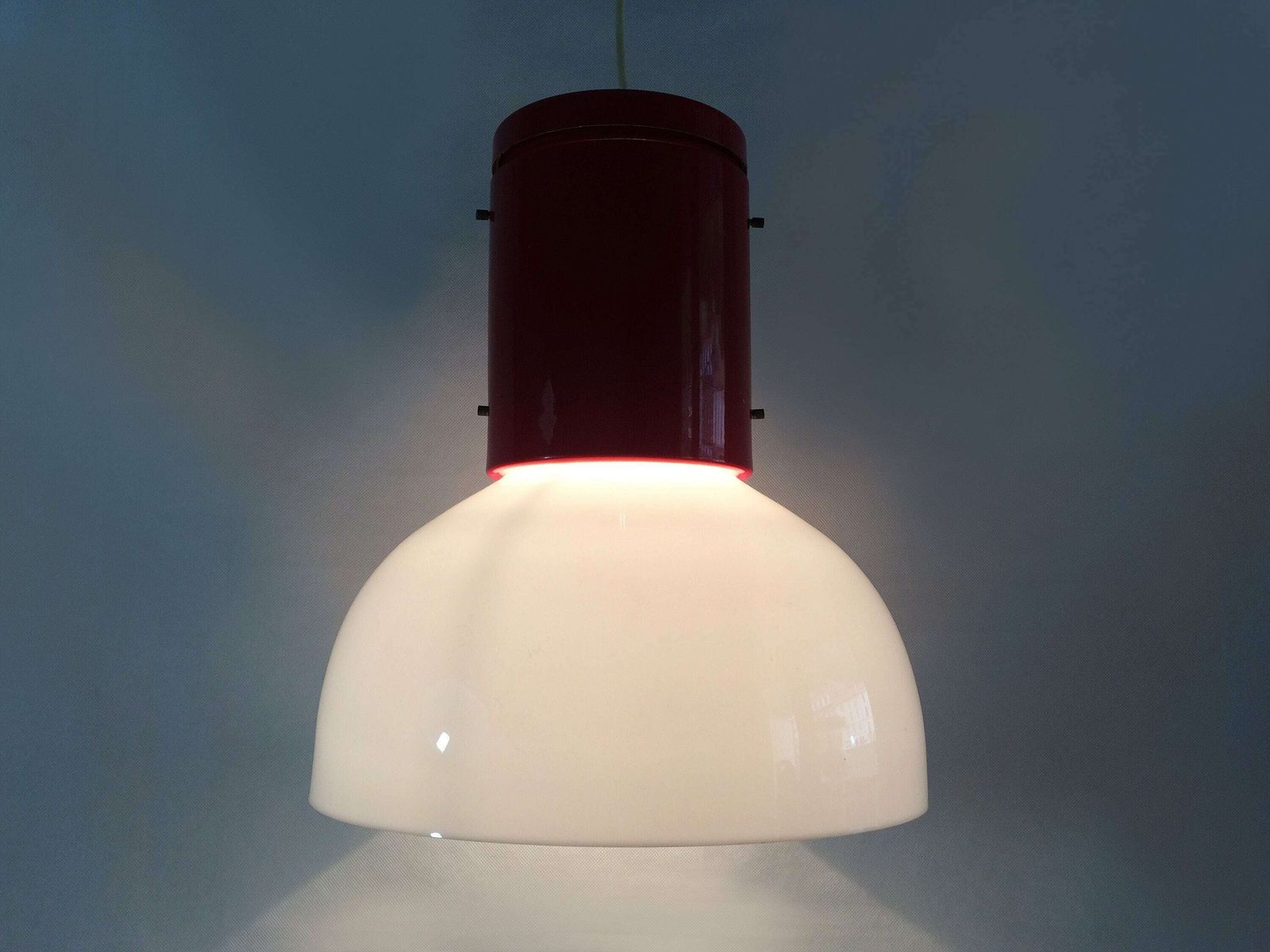 Réservé Lee, suspension industrielle vintage en métal rouge et abat-jour en plastique blanc. photo furniture