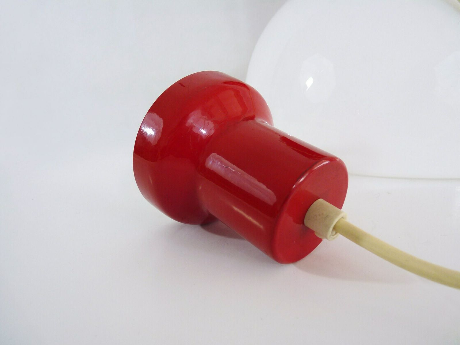 Réservé Lee, suspension industrielle vintage en métal rouge et abat-jour en plastique blanc. photo vintage