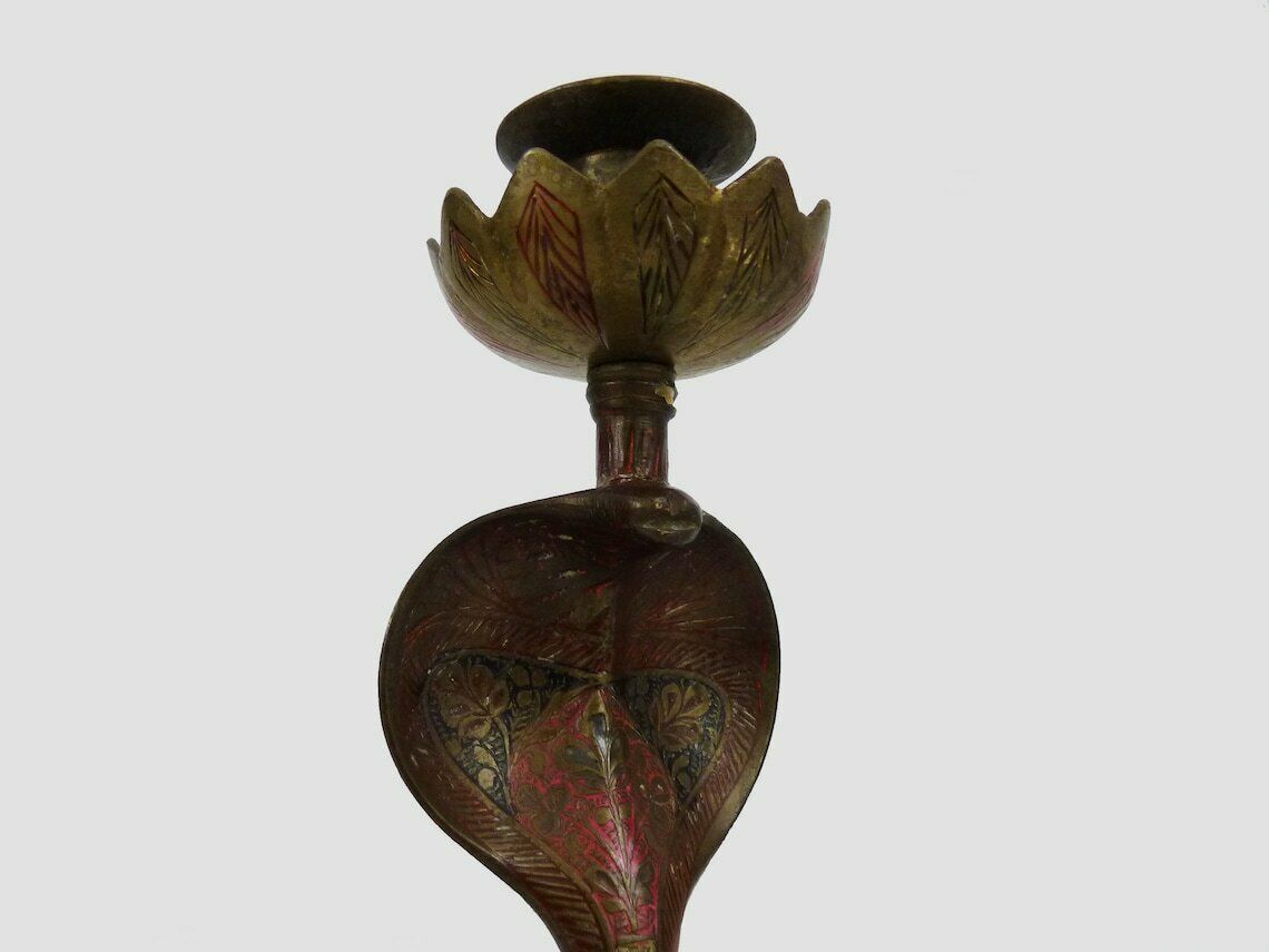 Paire de bougeoirs cobra en bronze d'époque, gravures détaillées, vers 1950 photo vinterior