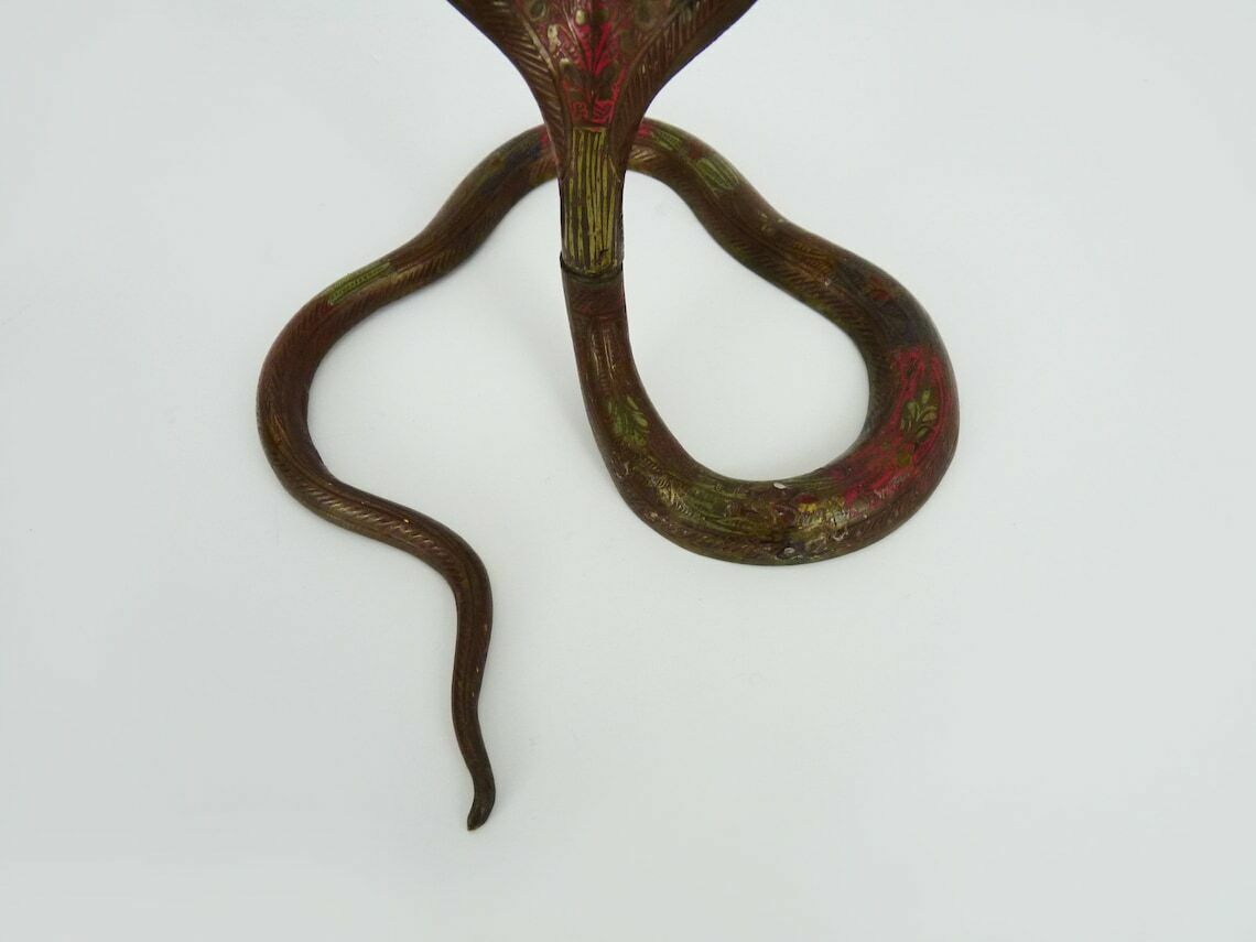 Paire de bougeoirs cobra en bronze d'époque, gravures détaillées, vers 1950 photo buy