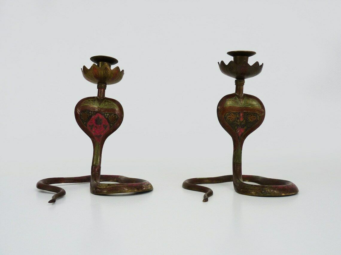 photo furniture Paire de bougeoirs cobra en bronze d'époque, gravures détaillées, vers 1950