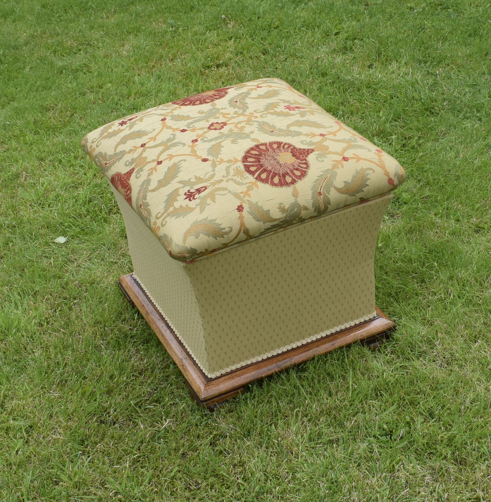 William IV Upholstered Ottoman photo 485.0
