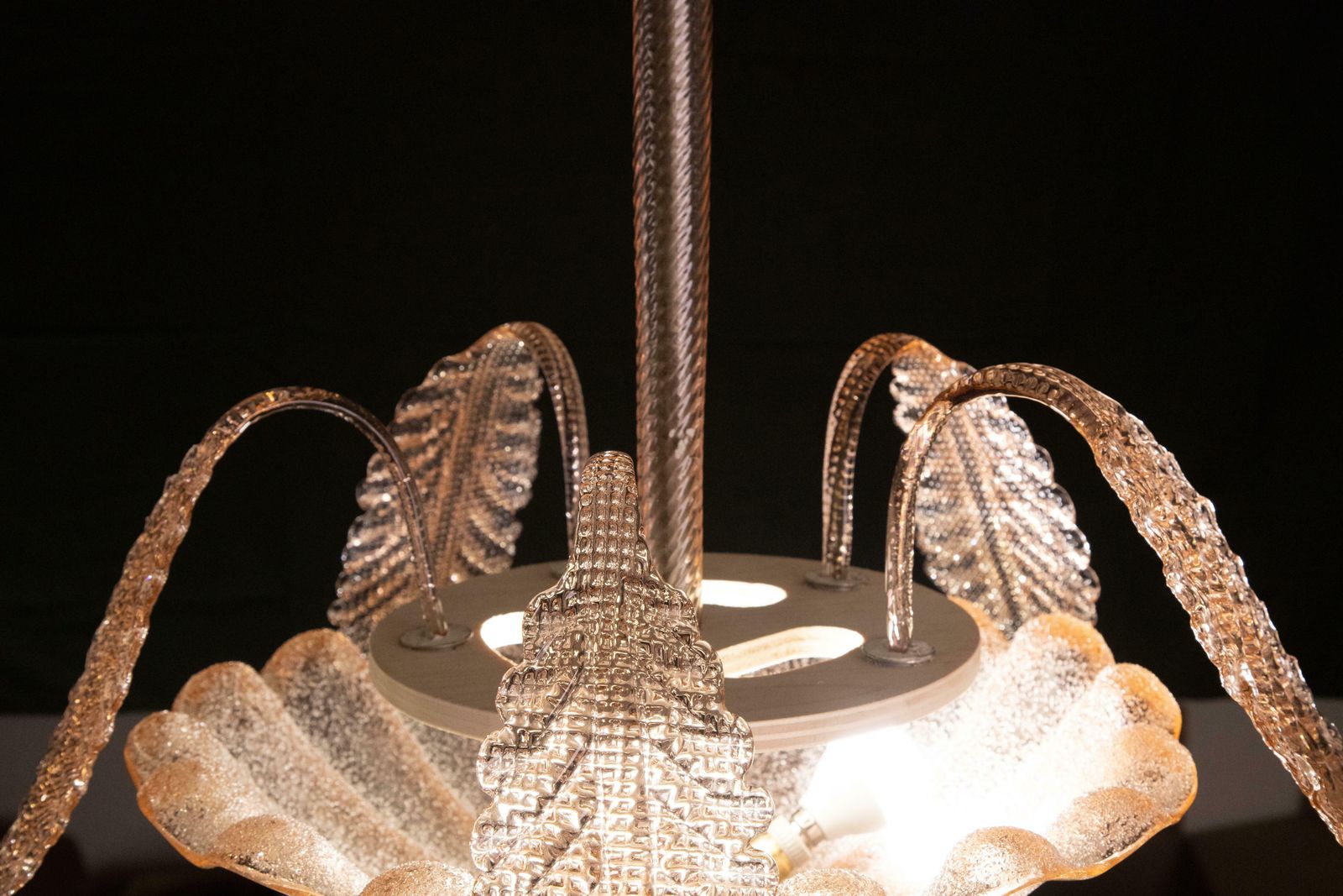 4931.0 Charming Pink Art Decò Barovier E Toso Pendant Light, Murano Glass, 1940s photo