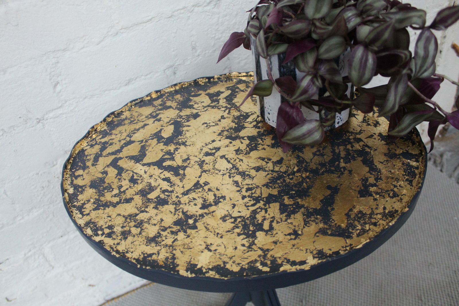 photo vinterior Delano Navy Blue And Gold Pie Crust Plant Stand