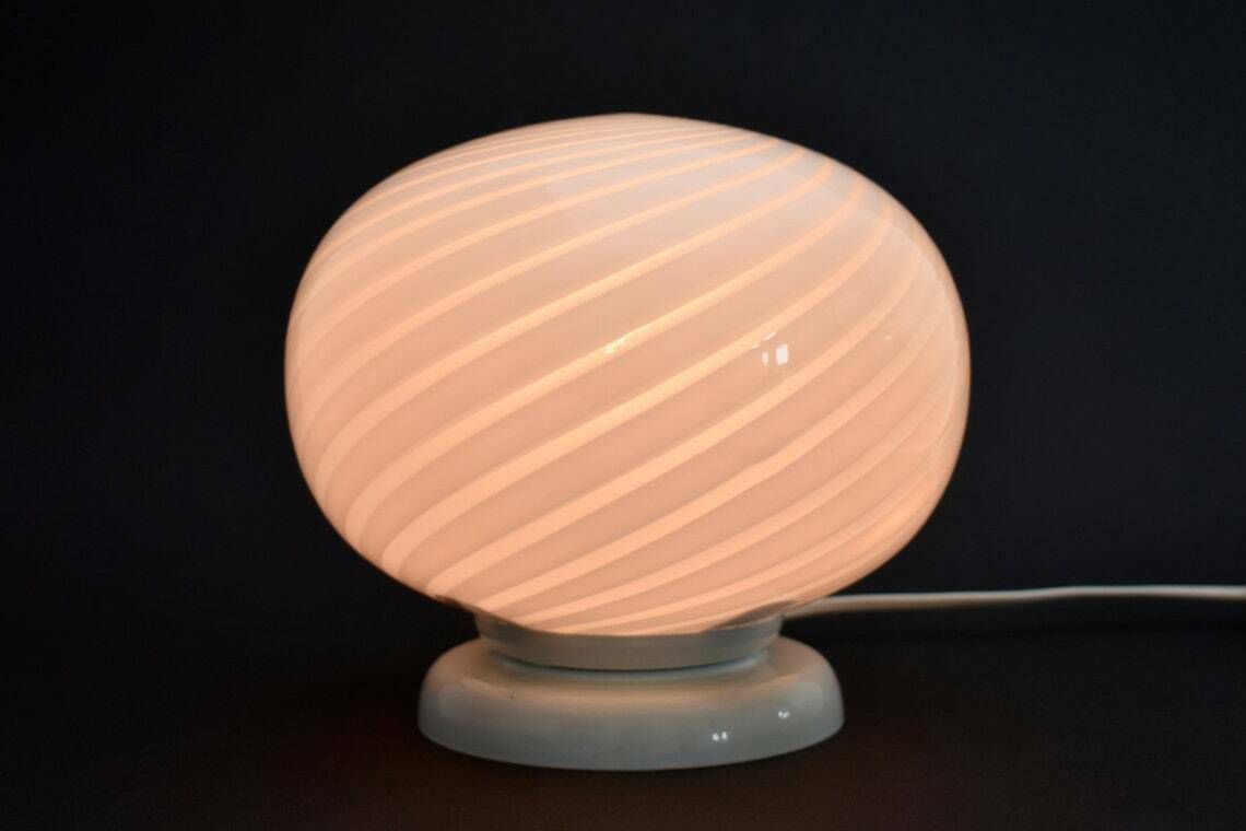 Vintage Italiaanse Swirlglas Tafellamp | Mid Century Modern Wit Glazen Sierlamp Retro | Venini Murano | Mcm Midmod Jaren 1970–1980 | photo furniture