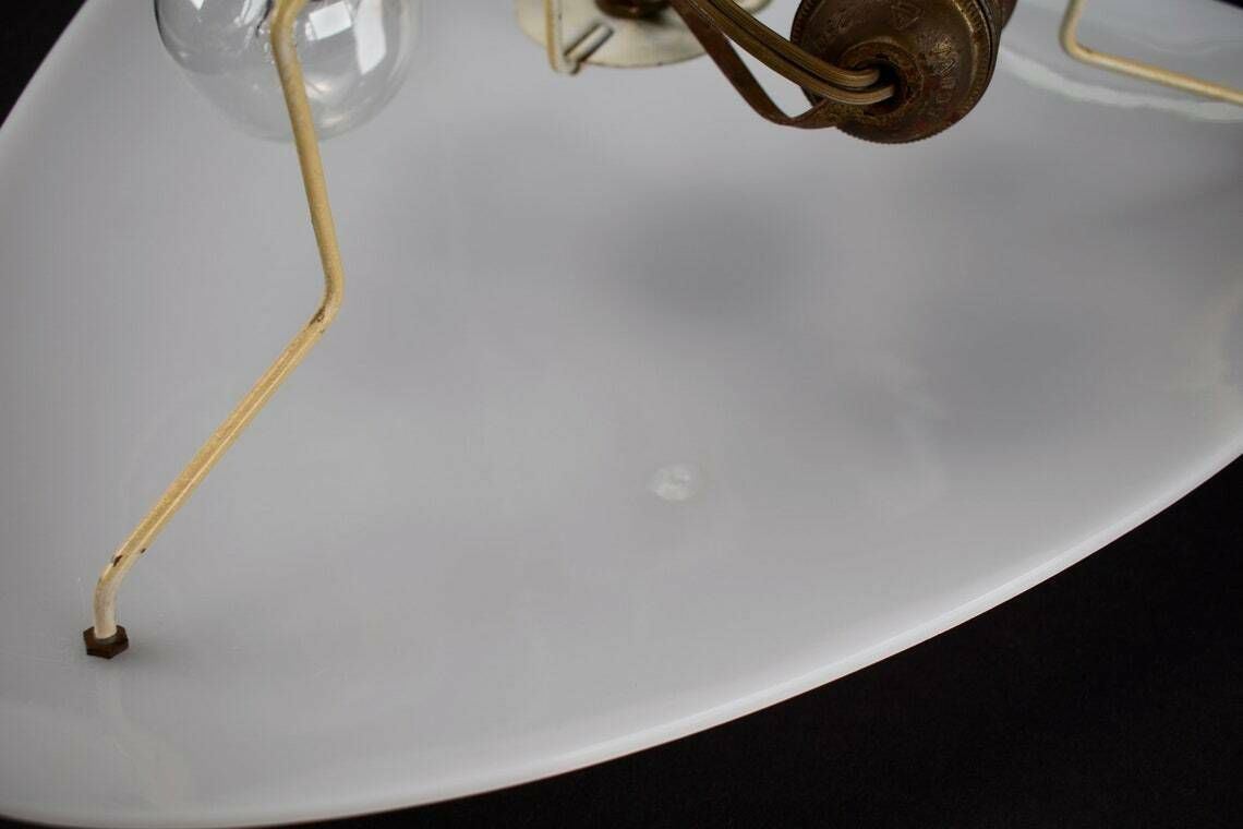 Franse Plafondlamp Uit De Jaren 1950 Van Télé Ambiance Sonnenkind | Mid Century Modern Plafonnière Driehoekig Vintage Wit Zwarte Studs | Retro Lamp photo for sale