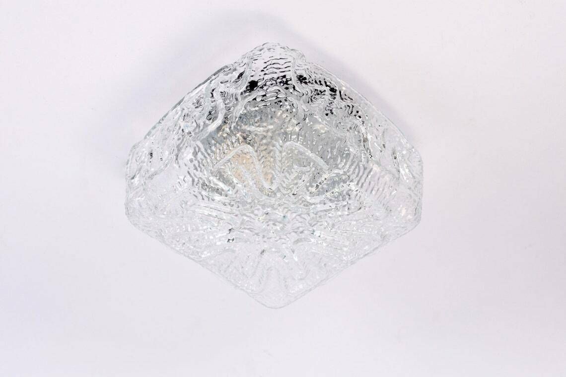 Plafondlamp Met Glazen Kap Uit De Jaren 1960 | Mid Century Modern | Vintage Ijsglas Lamp | Bloemmotief Wandlamp | Retro Brutalist photo vinterior