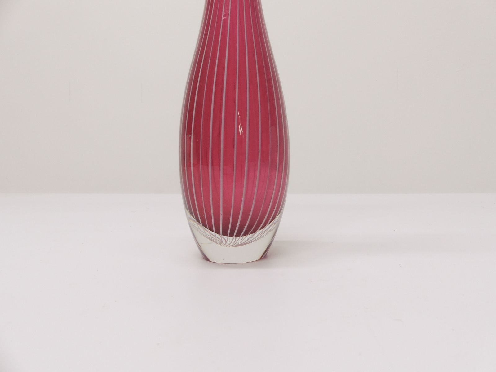 Vicke Lindstrand Pink Glass Tulip Vase With Delicate White Stripe 1960   Sweden photo 195.0