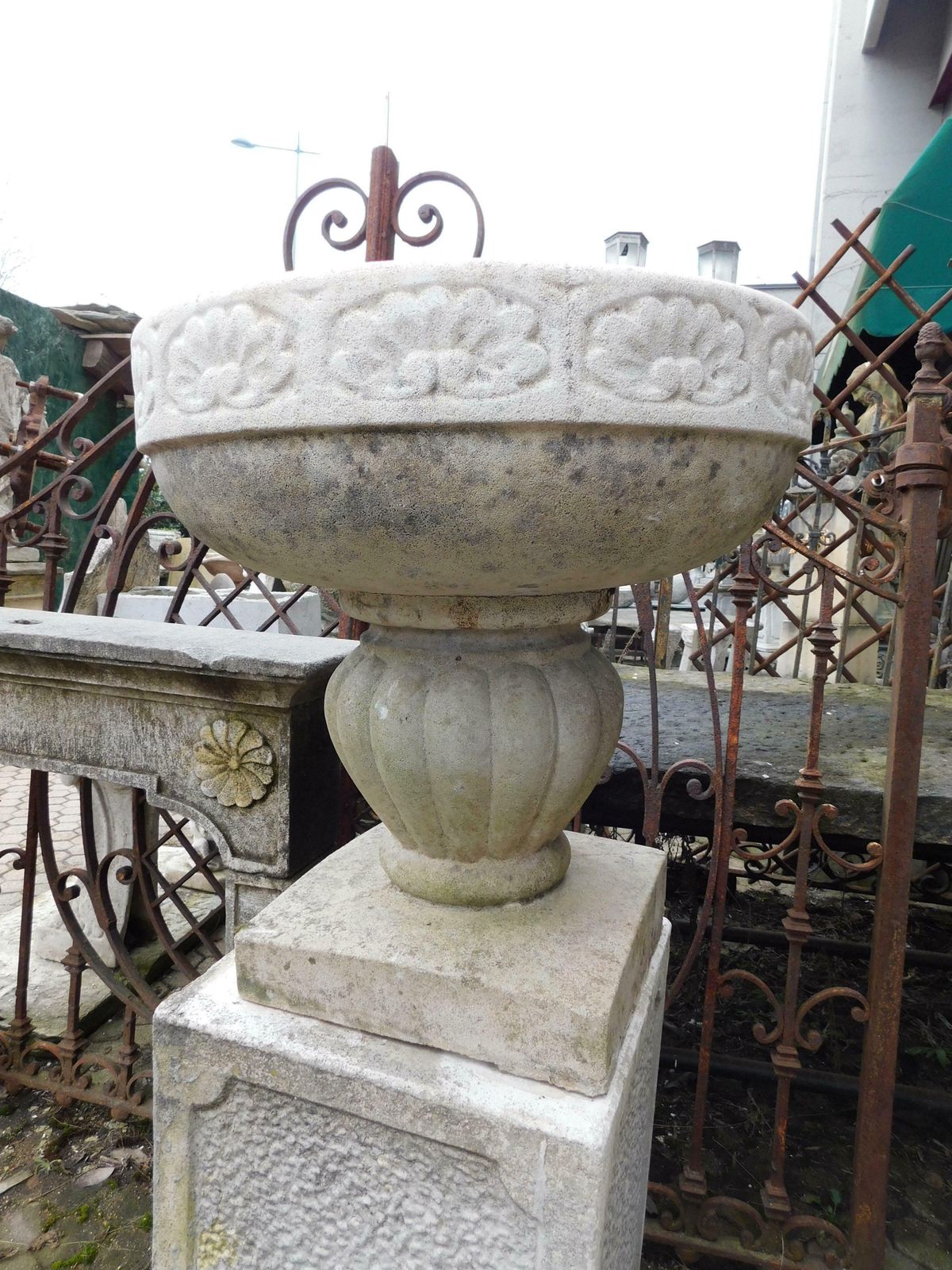 photo vintage Old Vintage Garden Vases In Cement With Sculpted Flowers