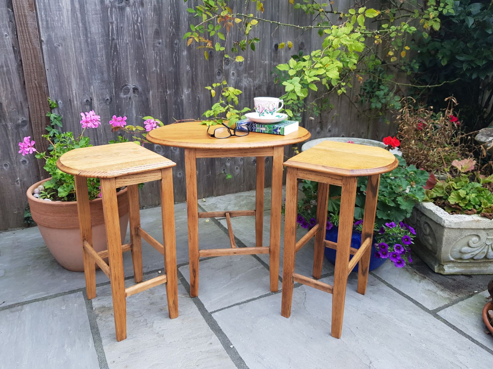 Vintage Nest Of Three Oak Tables With Beautiful Grain Markings. Bevelled Edges. Slender And Elegant Legs