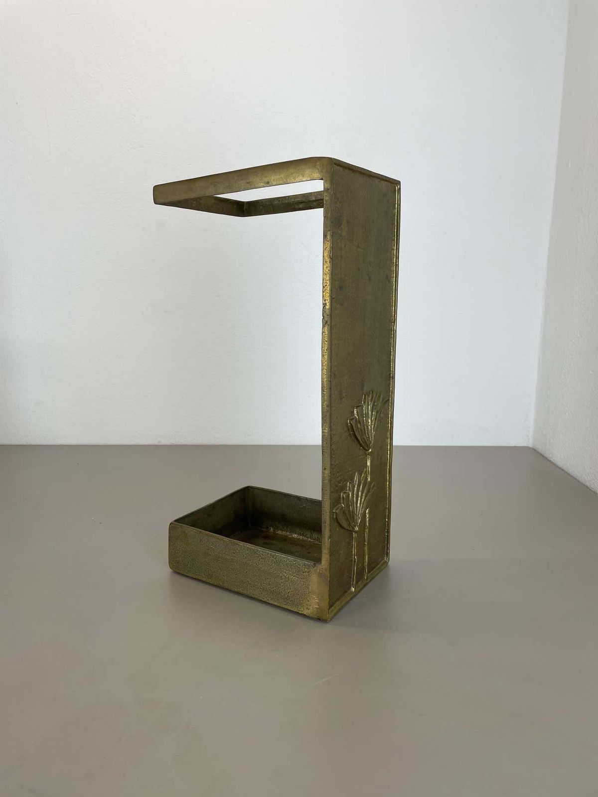 Hollywood Regency Solid  Brutalist Floral Brass Umbrella Stand, Italy 1970s photo vinterior