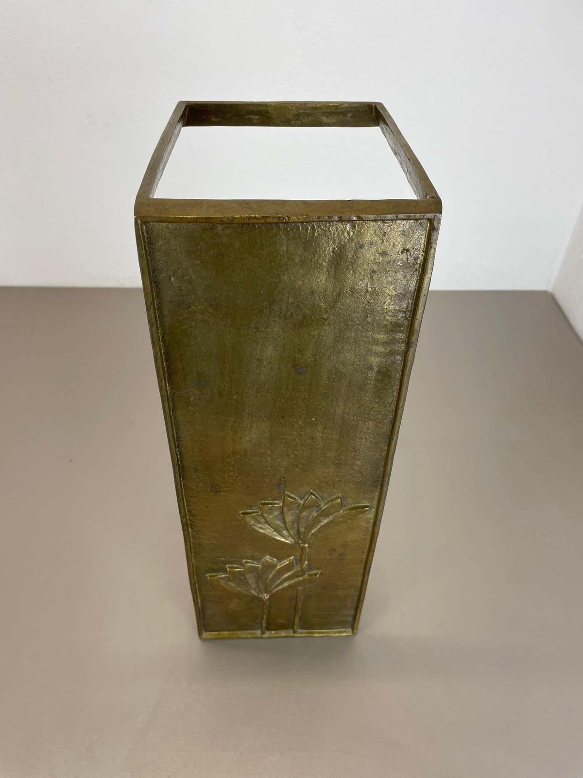 photo vinterior Hollywood Regency Solid  Brutalist Floral Brass Umbrella Stand, Italy 1970s