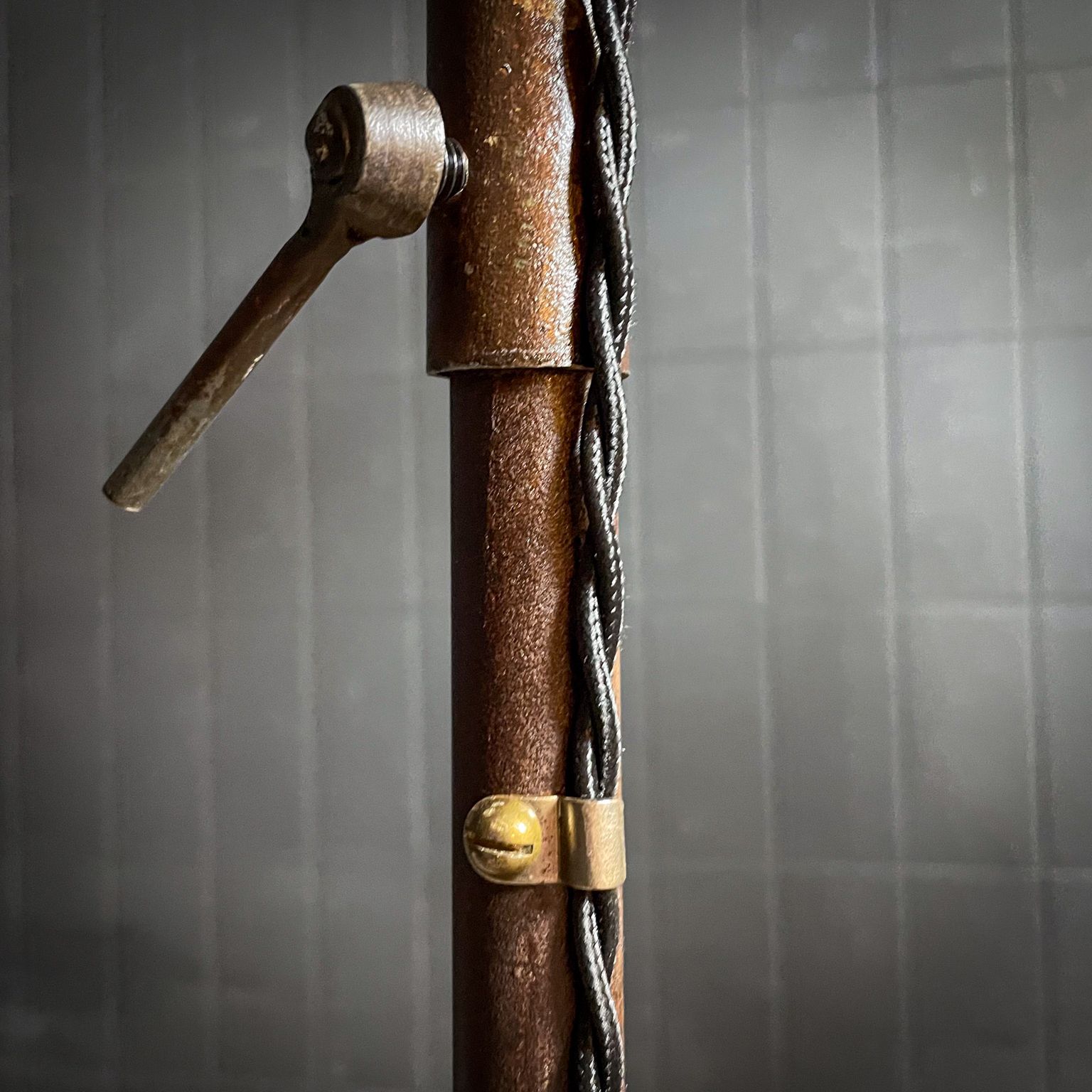 photo furniture Attta 2' – Industriële Upcycle Vloerlamp Van Ebert Roest