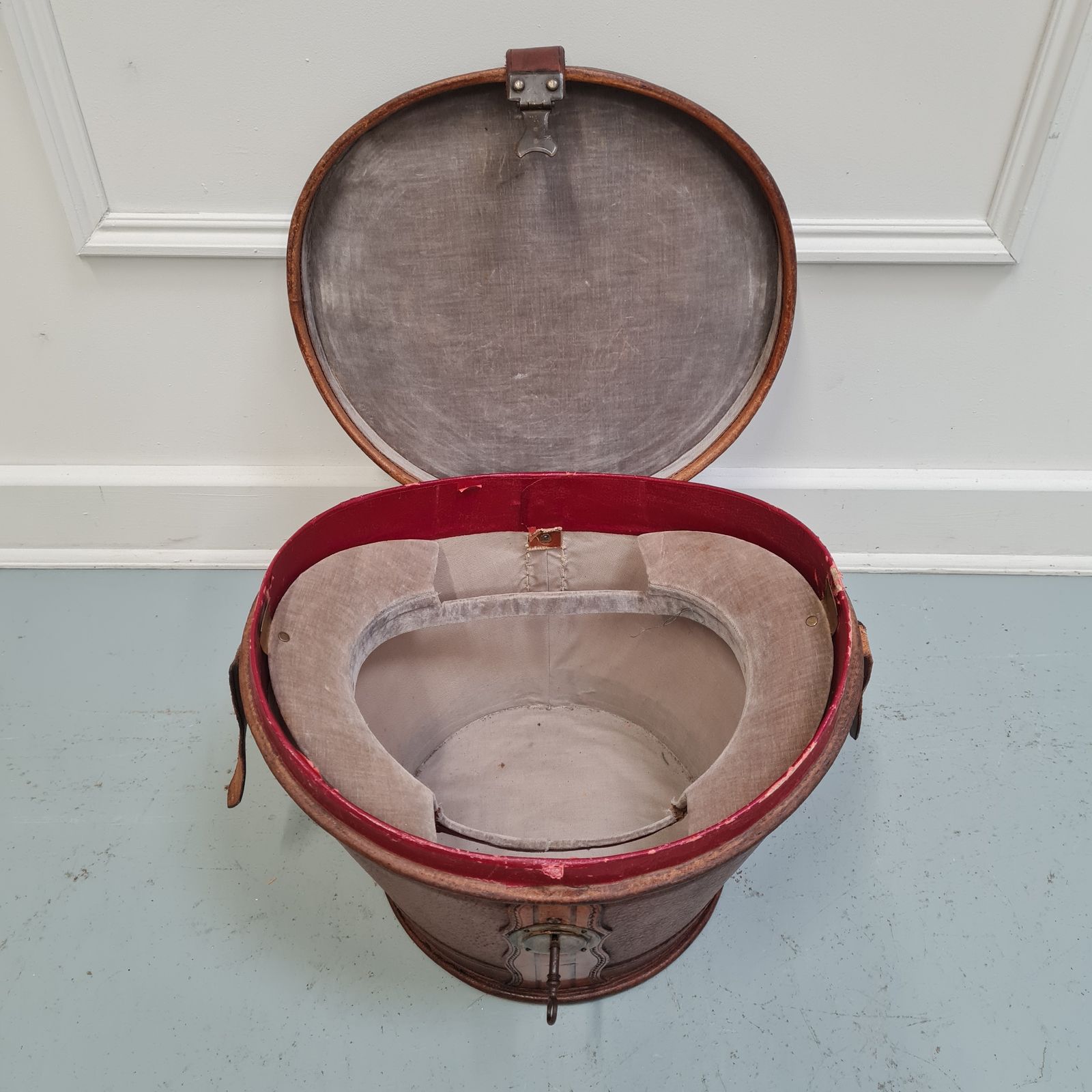 Smart French Leather Hatbox C1900 Free Delivery Uk photo for sale