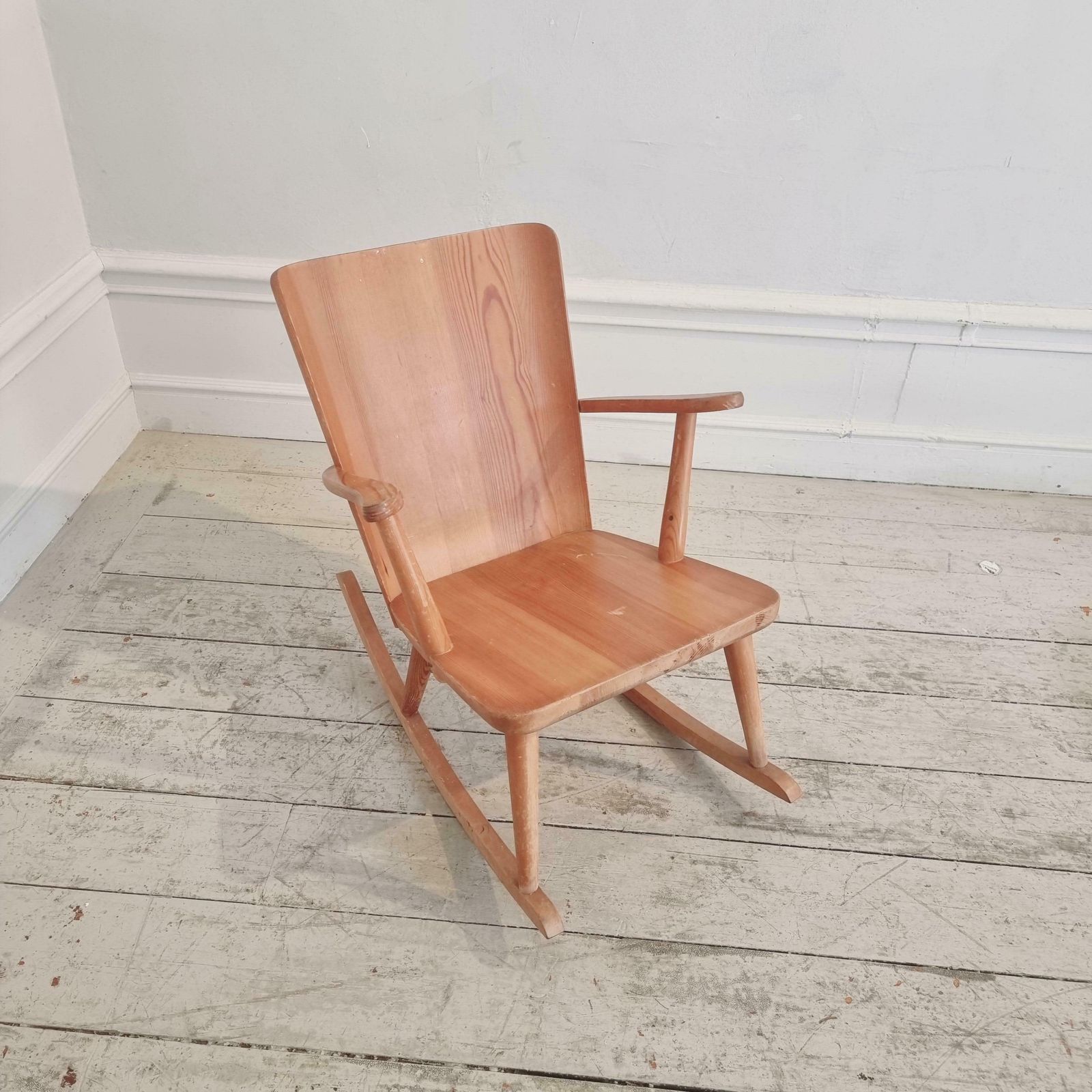 photo furniture Svensk Fur 513 Rocking Chair For Karl Malmvall, Sportstugemöbel. Sweden 1940/50s