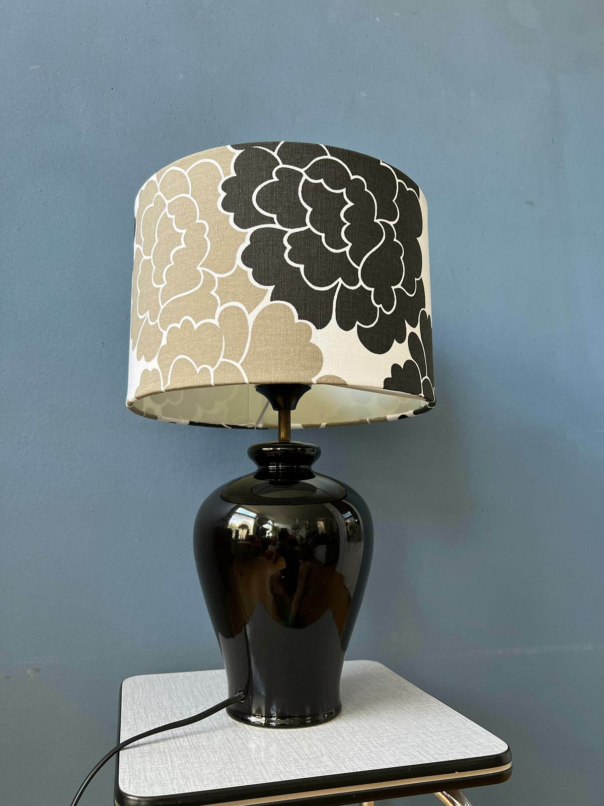 Kleine Space Age Tafellamp Met Porseleinen Voet En Zwart Witte Bloemenkap photo buy