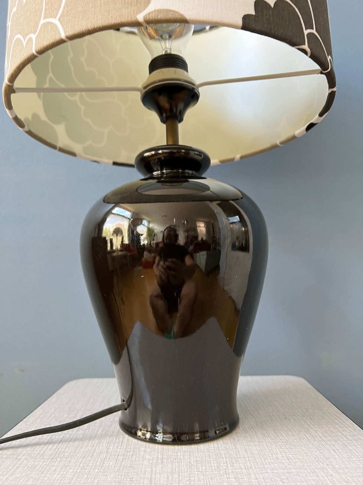 Kleine Space Age Tafellamp Met Porseleinen Voet En Zwart Witte Bloemenkap photo vintage