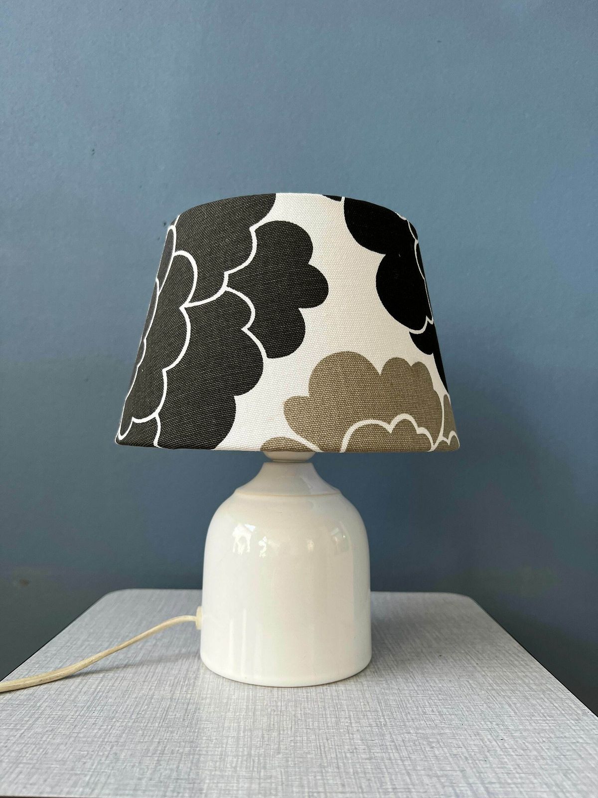 Kleine Space Age Tafellamp Met Porseleinen Voet En Zwart Witte Bloemenkap photo vinterior