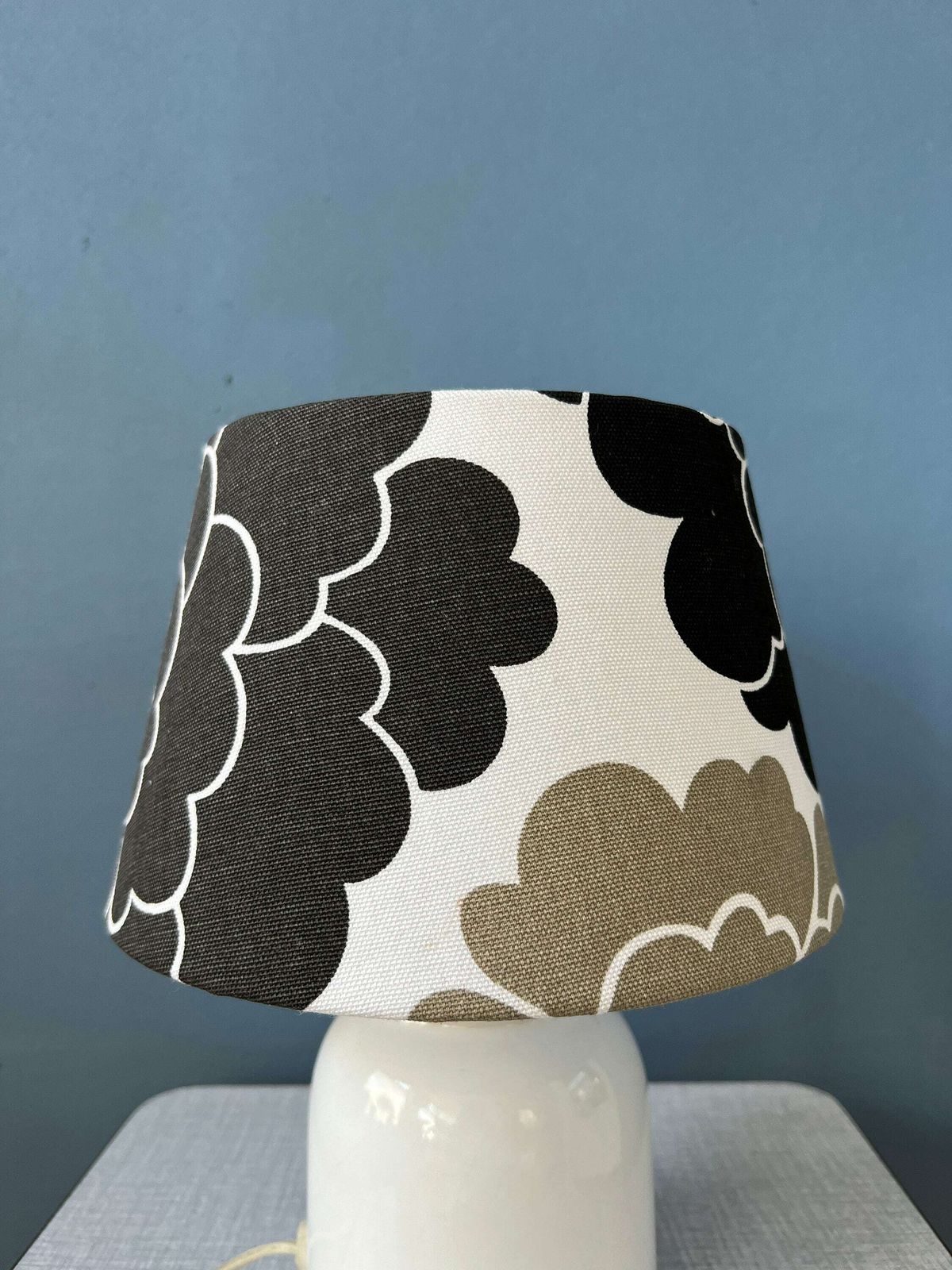 Kleine Space Age Tafellamp Met Porseleinen Voet En Zwart Witte Bloemenkap photo vintage