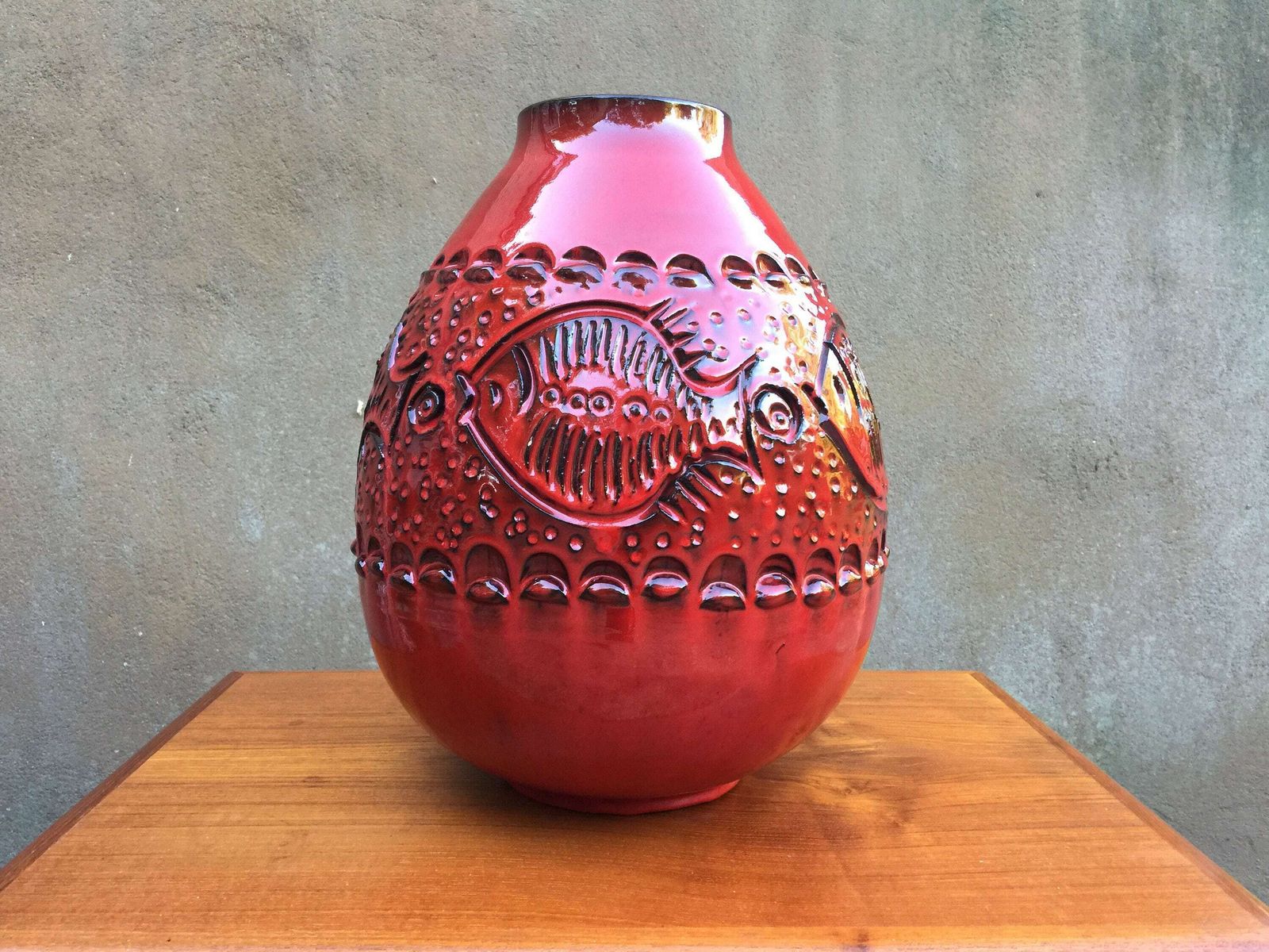 photo furniture Alvino Bagni, Big Red Vase / Floor Vase With Swimming Fish Motif, Made In Italy In The Middle Of The 20th Century