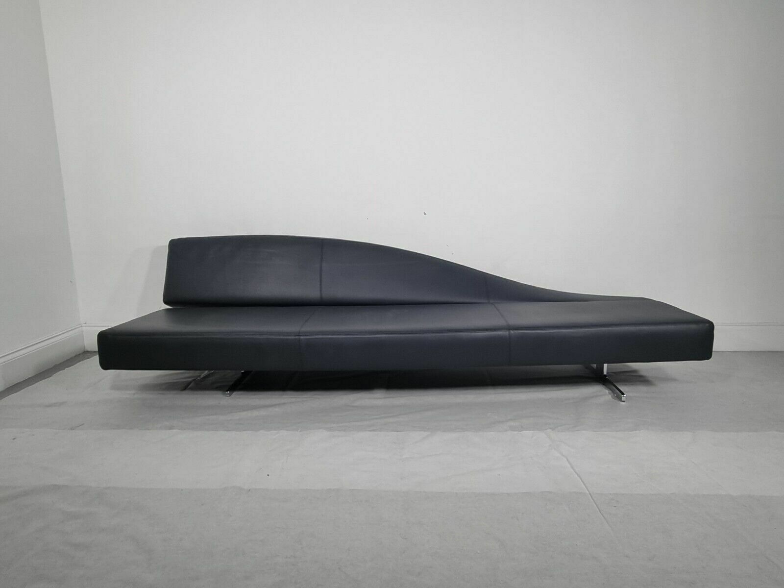 Cassina Aspen Chaise In Dark Charcoal Leather In Excellent Condition photo furniture