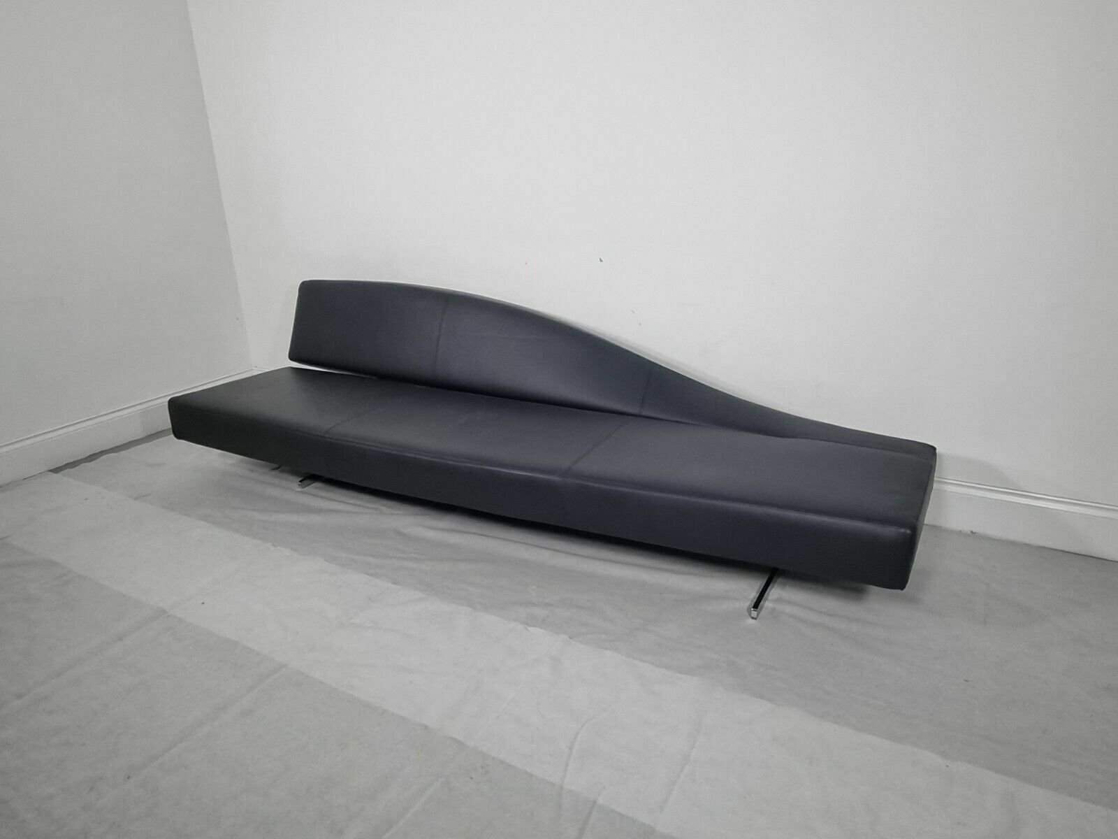 Cassina Aspen Chaise In Dark Charcoal Leather In Excellent Condition photo for sale