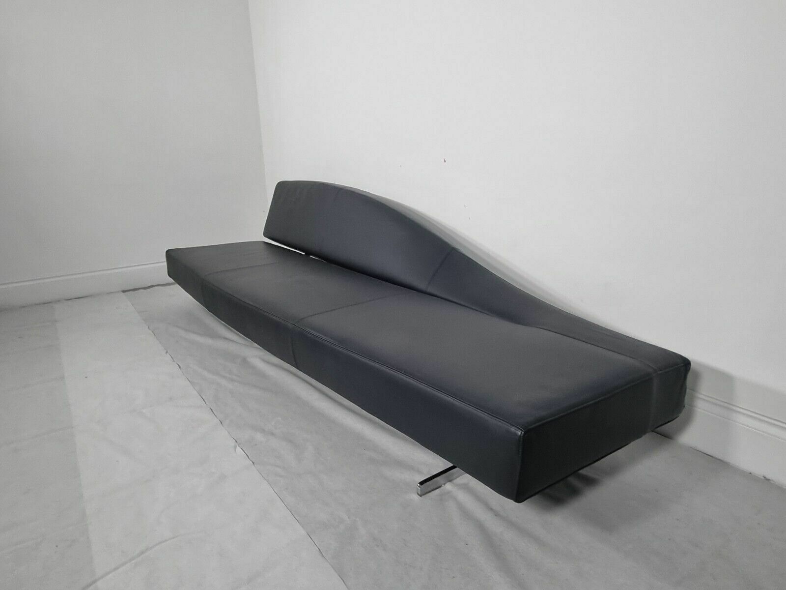 Cassina Aspen Chaise In Dark Charcoal Leather In Excellent Condition photo buy