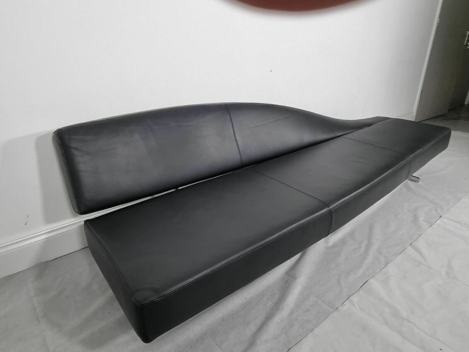 Cassina Aspen Chaise In Dark Charcoal Leather In Excellent Condition photo vintage