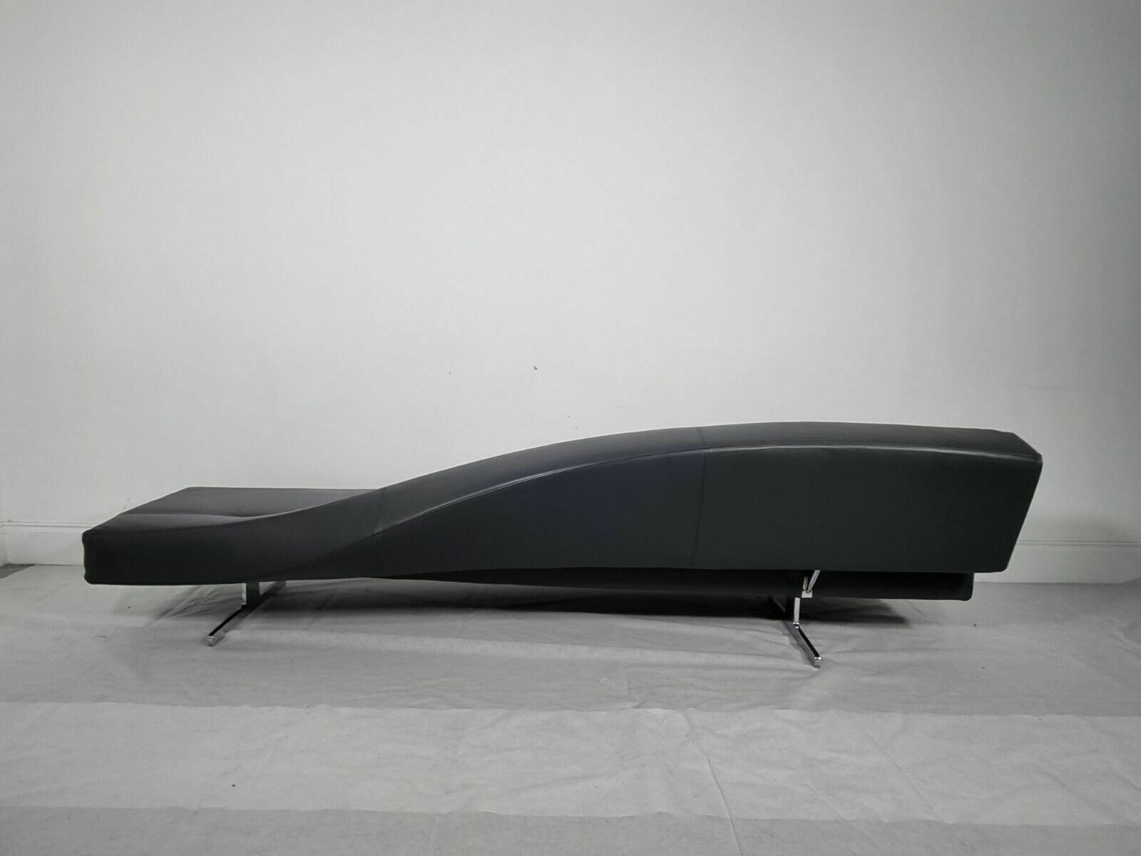 photo furniture Cassina Aspen Chaise In Dark Charcoal Leather In Excellent Condition
