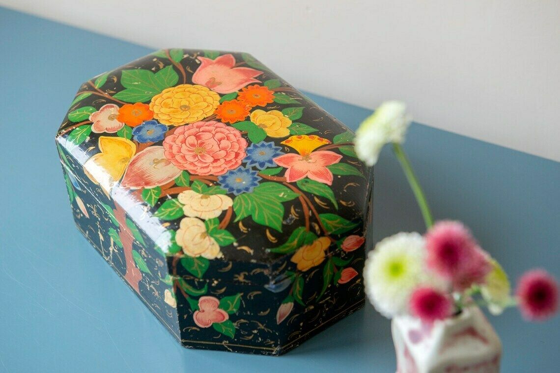Boîte florale peinte à la main, boîte indienne d'époque, contenant laqué avec couvercle, boîte de rangement bohème, ancienne boîte à bijoux, fabriquée en Inde photo Décoration