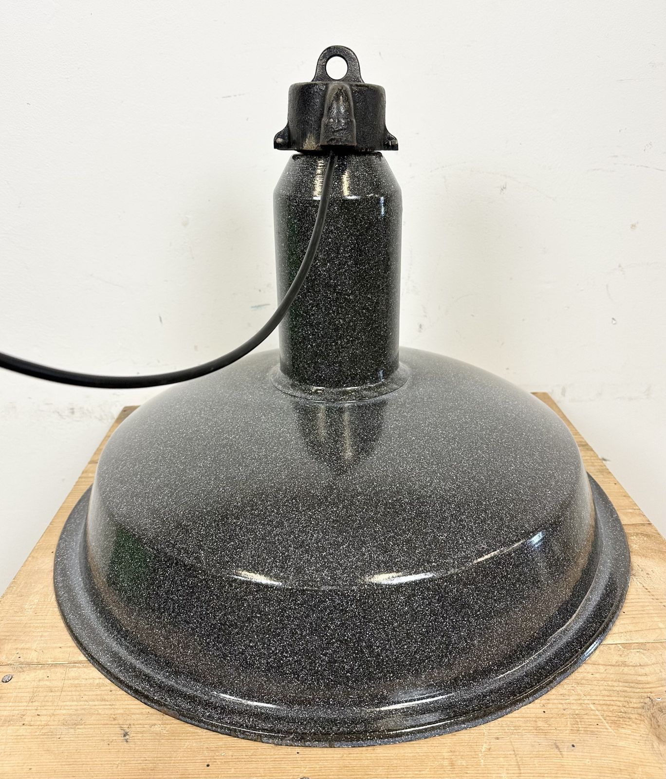 photo vinterior Large Industrial Grey Enamel Factory Lamp With Cast Iron Top, 1960s