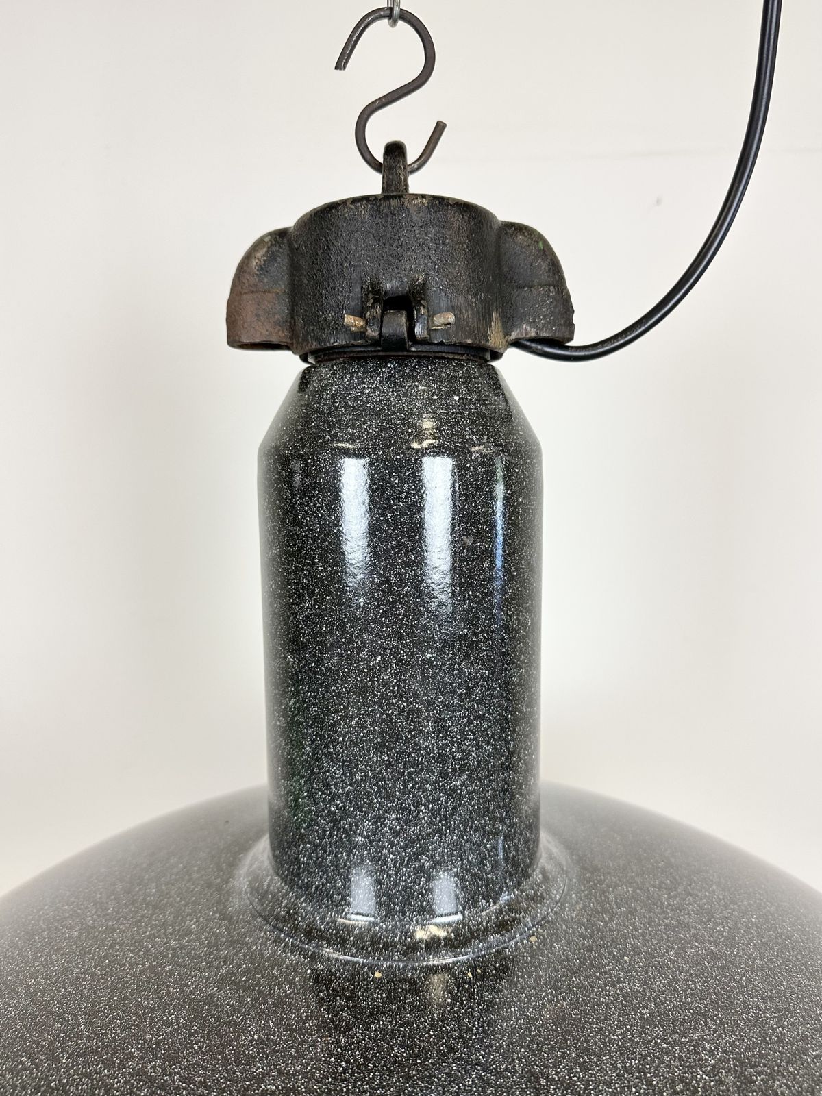 photo vintage Large Industrial Grey Enamel Factory Lamp With Cast Iron Top, 1960s