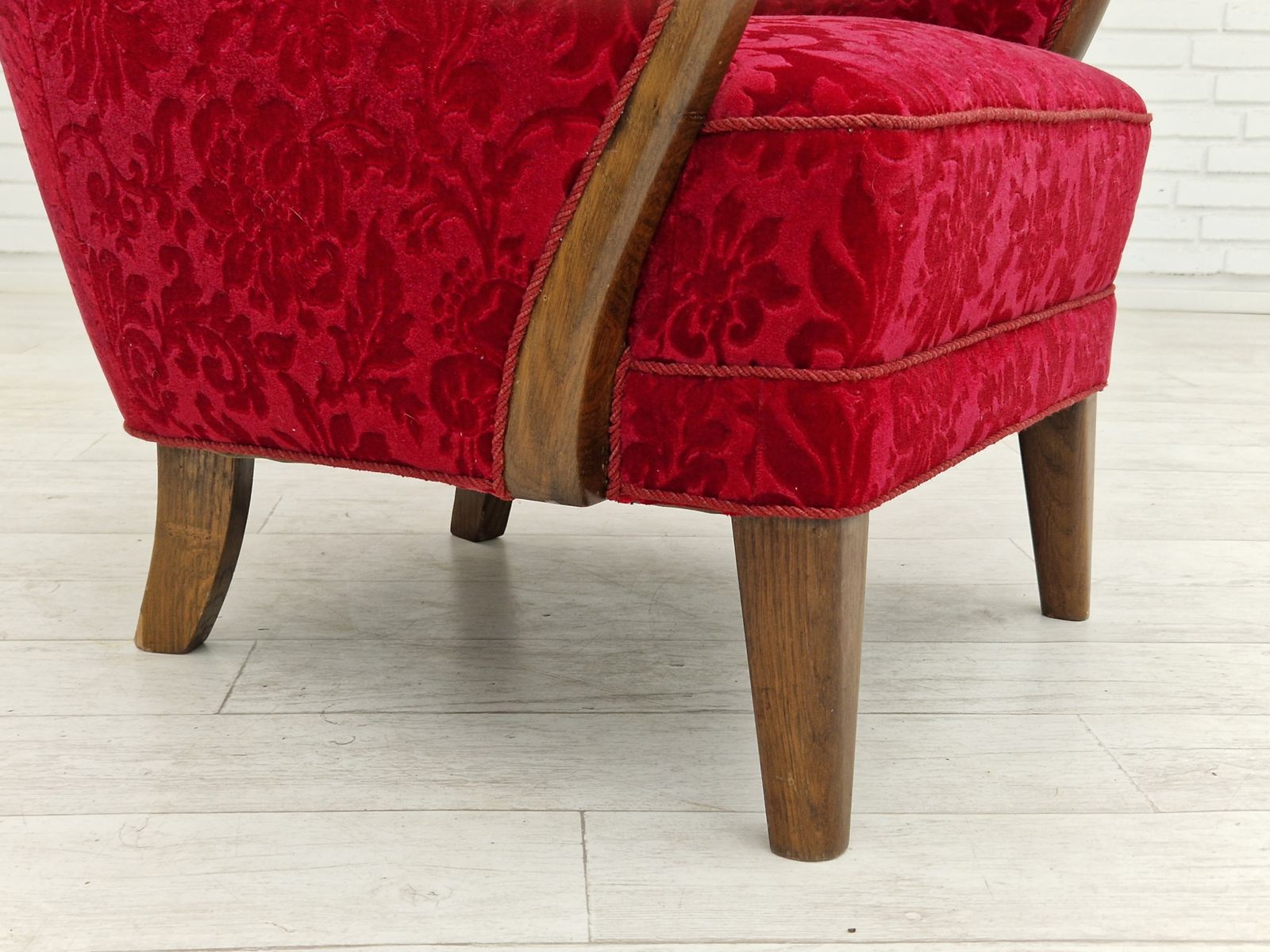 Ca. Jaren 1960, Deens Design Van Alfred Christensen, Fauteuil In Kersrode Stof, Ongerestaureerde Staat. photo vintage